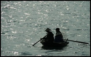 small_boat_halong_bay.jpg