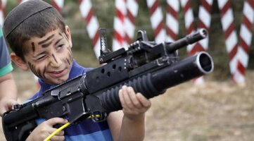 w-israeli-boy-gunjpg-1423596590.jpg