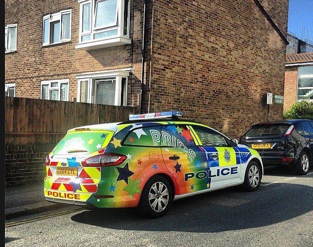 2B0A681400000578-3183320-Stylish_The_police_car_was_decorated_with_a_vibrant_rainbow_patt-a-9_1438555903792.jpg